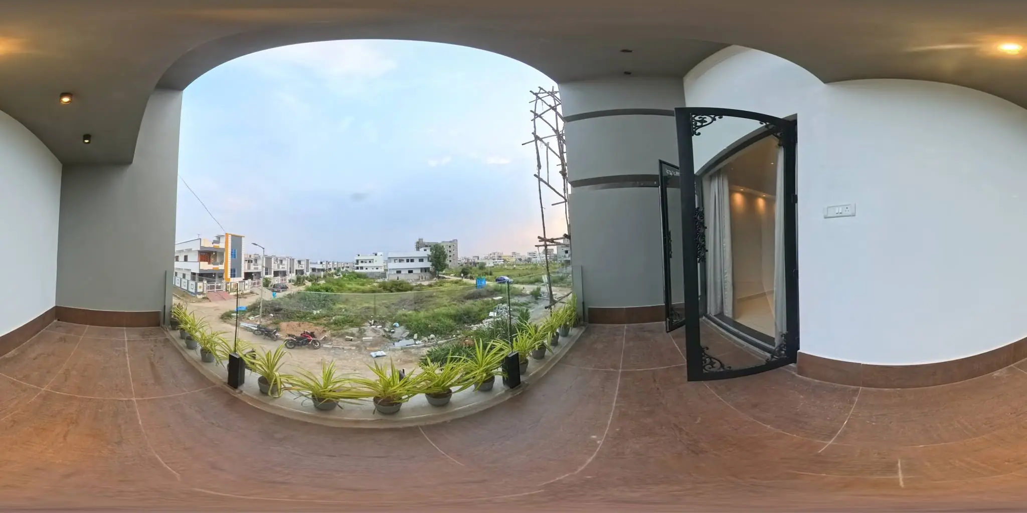 360 degree balcony with an open garden view
